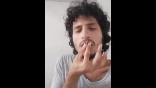 Fumante brasileira, tomando um cigarreiro para relaxar