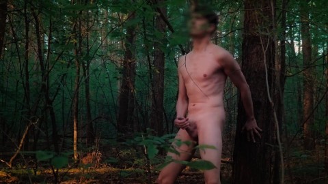 masturbándose y corriéndose en el bosque