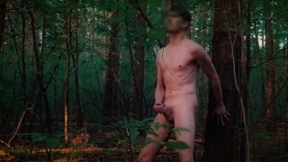 masturbándose y corriéndose en el bosque