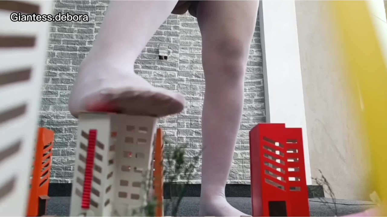 Giantess crush Small City