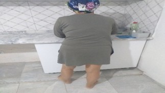 Turbanli olgun bulasik yikiyor kulotlu corap etek alti - Turk ifsa