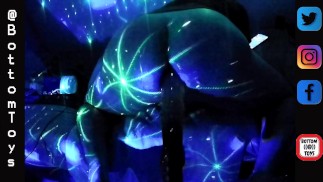 Gode tres long comme un sabre dans le cul avec un lumiere mapping club disco BOY PUSSY