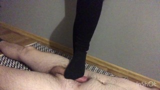 Meisje vertrappelt ballen cbt in zwarte sokken