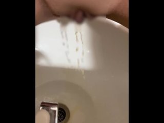 洗面器で放尿！！後ろから急に人がきて