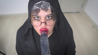 Madrastra musulmana árabe real en Niqab Hijab se masturba el coño mojado con un gran consolador.