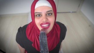 Арабская мачеха в хиджабе скачет на фаллоимитаторе.