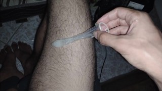longue bite Guy sperme dans un préservatif