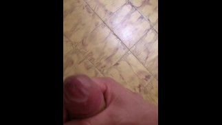 Прикосновение к себе перед зеркалом