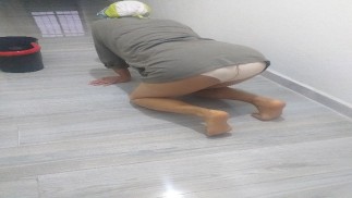 Турецкая уборщица в платке, которая загорелась от горна