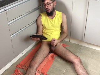 在厨房里自慰，在平板电脑上看色情片