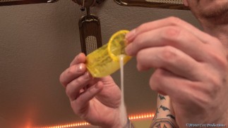 他妈的你热辣的妻子，喂你我的精液填充避孕套 POV 戴绿帽子 - Mister Cox Productions