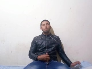 Joven dotado con grande y hermosa polla me envia video cuando no hay nadie en casa