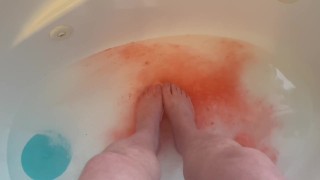 Barbear as pernas com foco nos pés