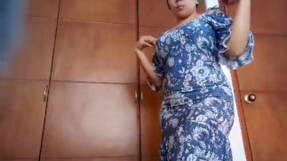 18 岁大学 TEEN 的业余家庭视频，大奶子脱光衣服