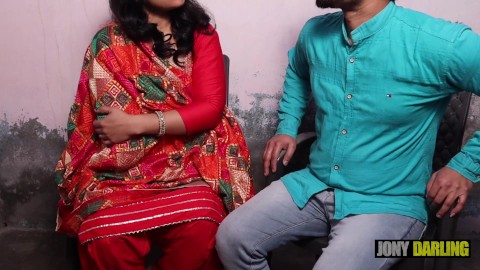 Sexy schoonmoeder geneukt in de kont door toekomstige schoonzoon, vuile praat in duidelijke Hindi Audio
