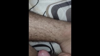 Oso mostrando su semen en un puto cubo CUM FETISH