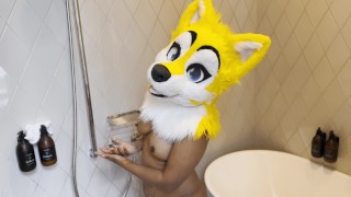 Cute femme poilue prend sa douche du matin
