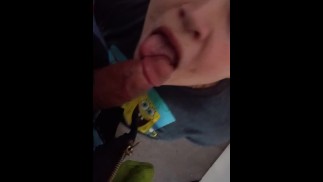 Latina lutscht Schwanz, wenn Mann bei der Arbeit 🍆😜 ist