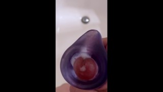 [Ongecensureerd] Japanse Hentai masturbeert met masturbatorbeker