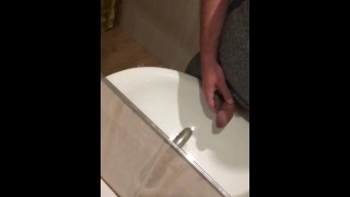 Pisser dans un évier public