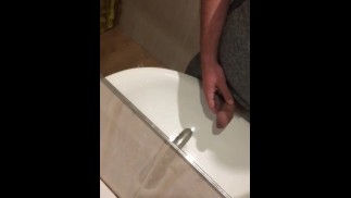 Pissen in ein öffentliches Waschbecken