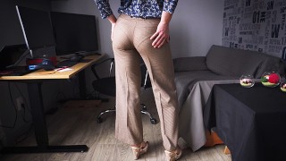 secretária Hot provocando linha de calcinha visível em calças Tight Work