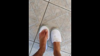 Guy com pernas peludas e pés peludos andando, fetiche