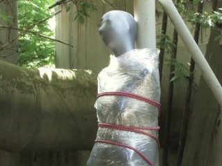 Esclave Bondaged et Cocooned Dans Le Jardin Mystère - Encasement Complet Fétiche Dans Zentai Body Bag
