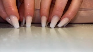 Longs ongles dégoulinants grattage et tapotement | MyNastyFantasy
