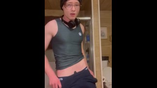 Rat de gym en sueur battant la viande après une bonne séance de gym