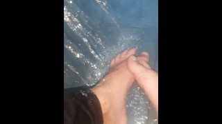 Tomando banho nos meus pés