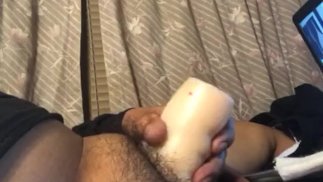 这是与艾拉·曼努埃拉（Ella Manuela）和农场的轮奸，同时观看色情片