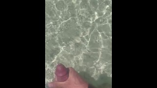 Nice exhibicionista de polla masturbándose en una hermosa playa masturbándose