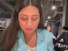 Две бесстыжие девки обедают без трусиков в торговом центре на публике - Screenshot 13 of 16 - Public Upskirt