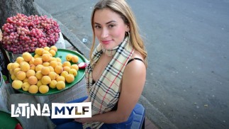 Сногсшибательная латиноамериканка Анастасия Рей получает свою идеальную киску, набитую членом - LATINA MYLF
