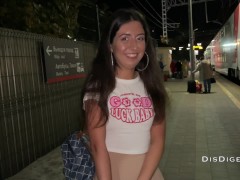 Подцепил красотку на вокзале и трахнул её в поезде , с неожиданным концом 1/16