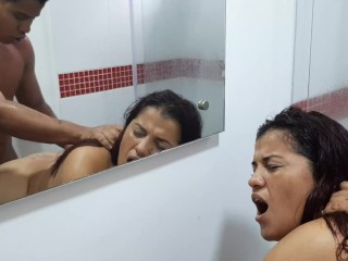 Моя мачеха приходит, когда я принимаю душ, и мы трахаемся