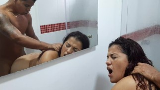 我的继母在我洗澡的时候进来了，我们最终他妈的
