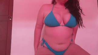 играя со своими сиськами и киской, я кончаю в мини-сквирт