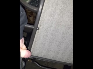 跨性别男人在外面的椅子上用 Stp 撒尿