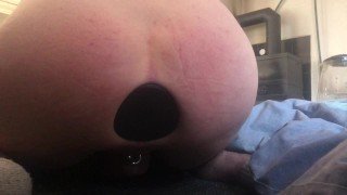 Extremamente enorme plug anal destoando seu buraco anal desleixado