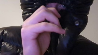 Издаю звуки с помощью нижнего снаряжения