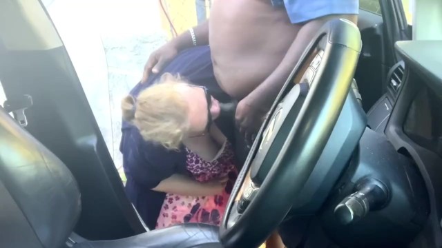 Возбужденная милфа-блондинка с большими сиськами SSBBW делает минет на улице, снаружи машины (публичная дрочка внутри машины)