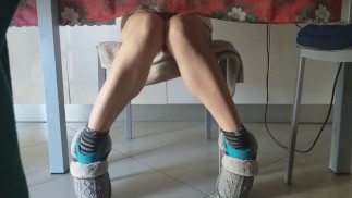 Bambolina Piccolina di nascosto spiata si tocca sotto il tavolo