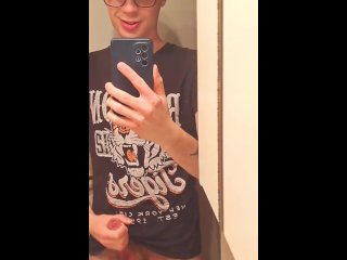 Ragazzaccio si masturba davanti allo specchio