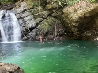 Magische Queer Trans Waterval Zwemmen En Masturbatie