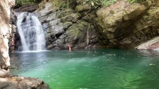 Natação mágica da cachoeira trans bicha e masturbação