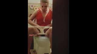 Vi en una fiesta cómo chica con un vestido rojo meando en el baño.