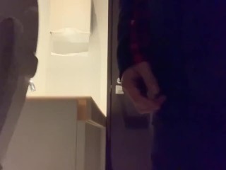 綺麗なトイレでおしっこしてるとこ見せちゃいます