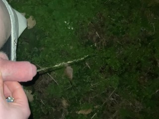 在树林里撒尿！想知道我在树林里还能做什么吗？